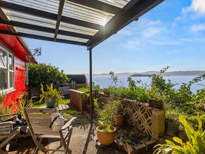 2 Rangiuru Road, Mahina Bay, Eastbourne