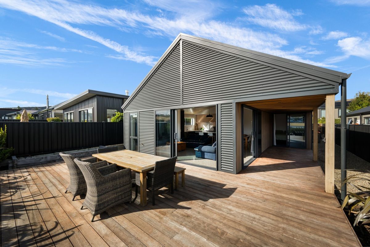 Low maintenance with lake views - Mehr