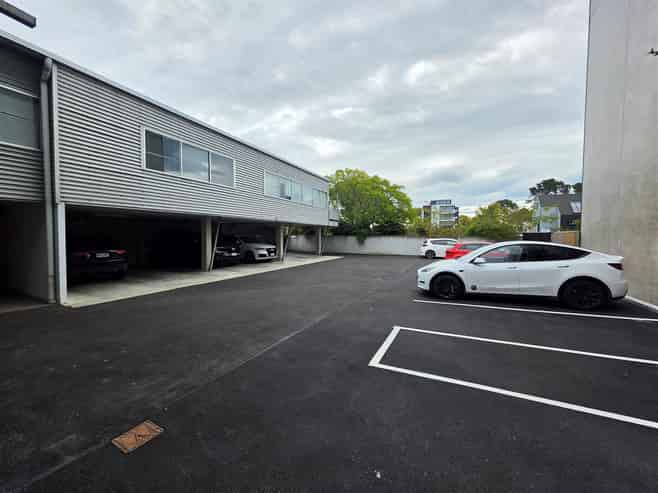 Office with Parking - Victoria Street
