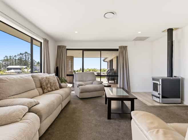 1 Glendas Way, Acacia Bay