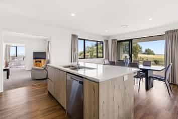 1 Glendas Way, Acacia Bay