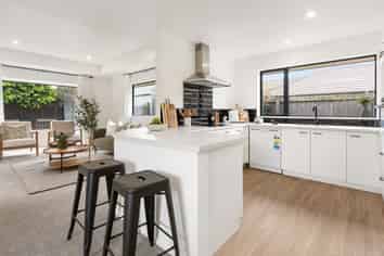 18 Mollymawk Place, Woolston