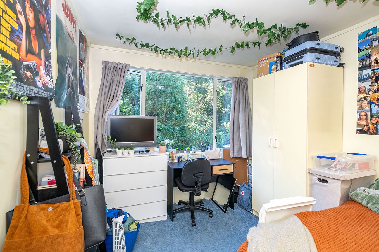 5-bedroom flat on Lovelock - Available Now - Więcej
