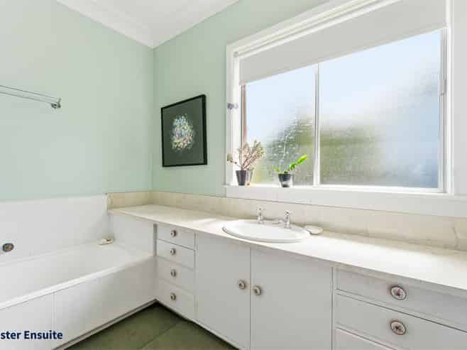 21 Riverbank Road, Okoia