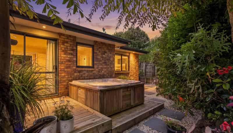 18 KO PLACE, Pyes Pa