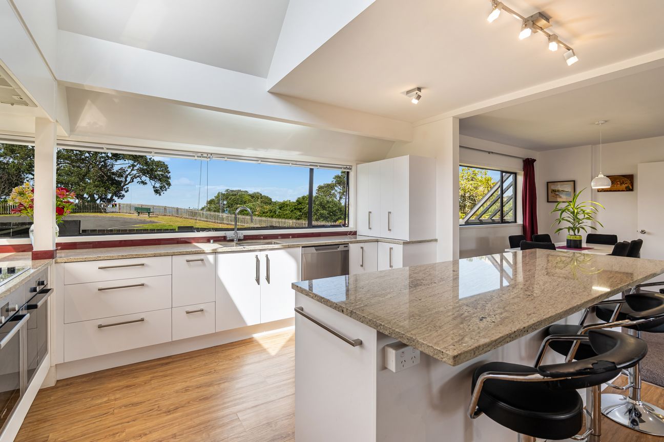 Location + Expansive Seaviews + Exceptional Living - Mehr