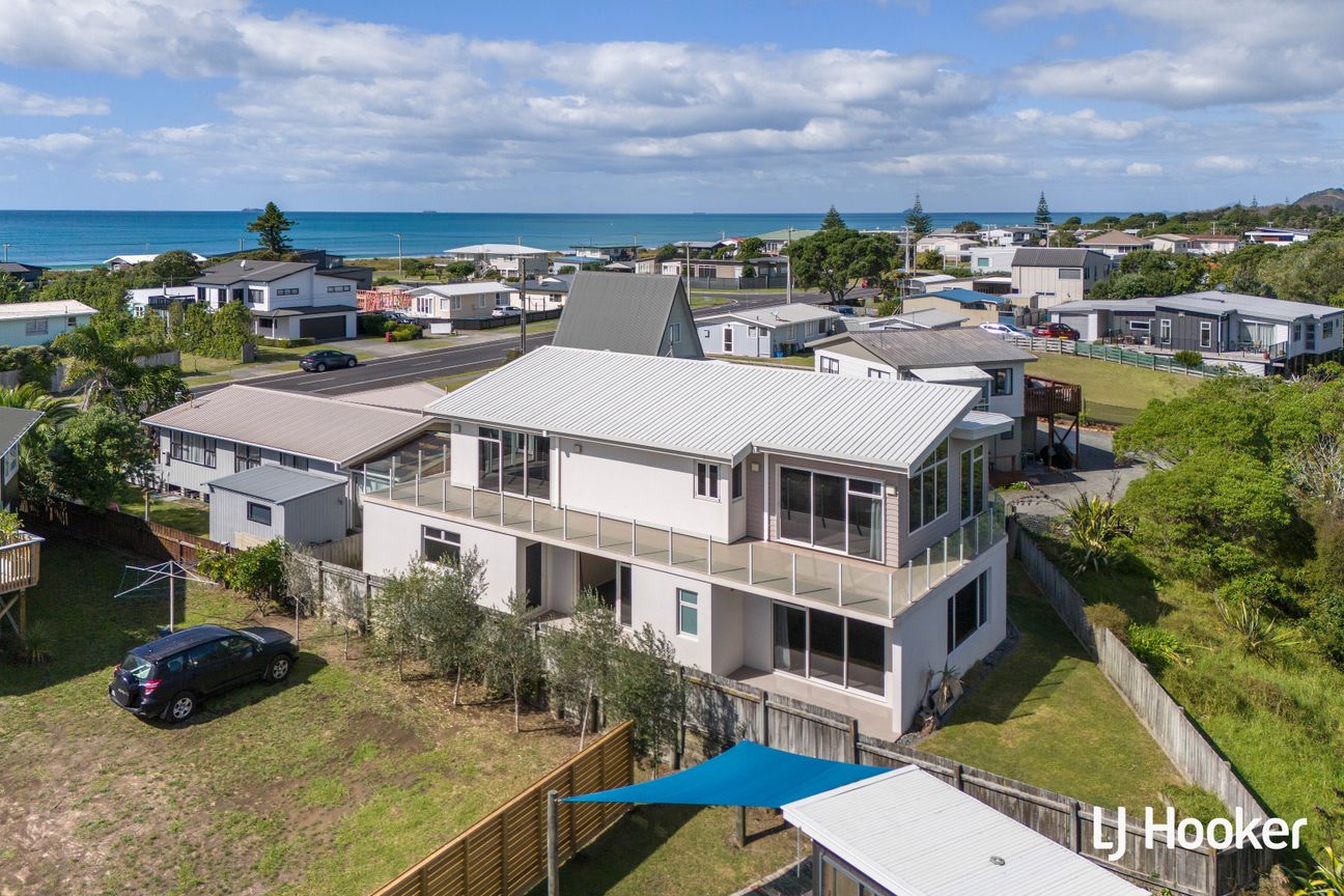 Tucked Away… But So Close to the Beach - Mehr