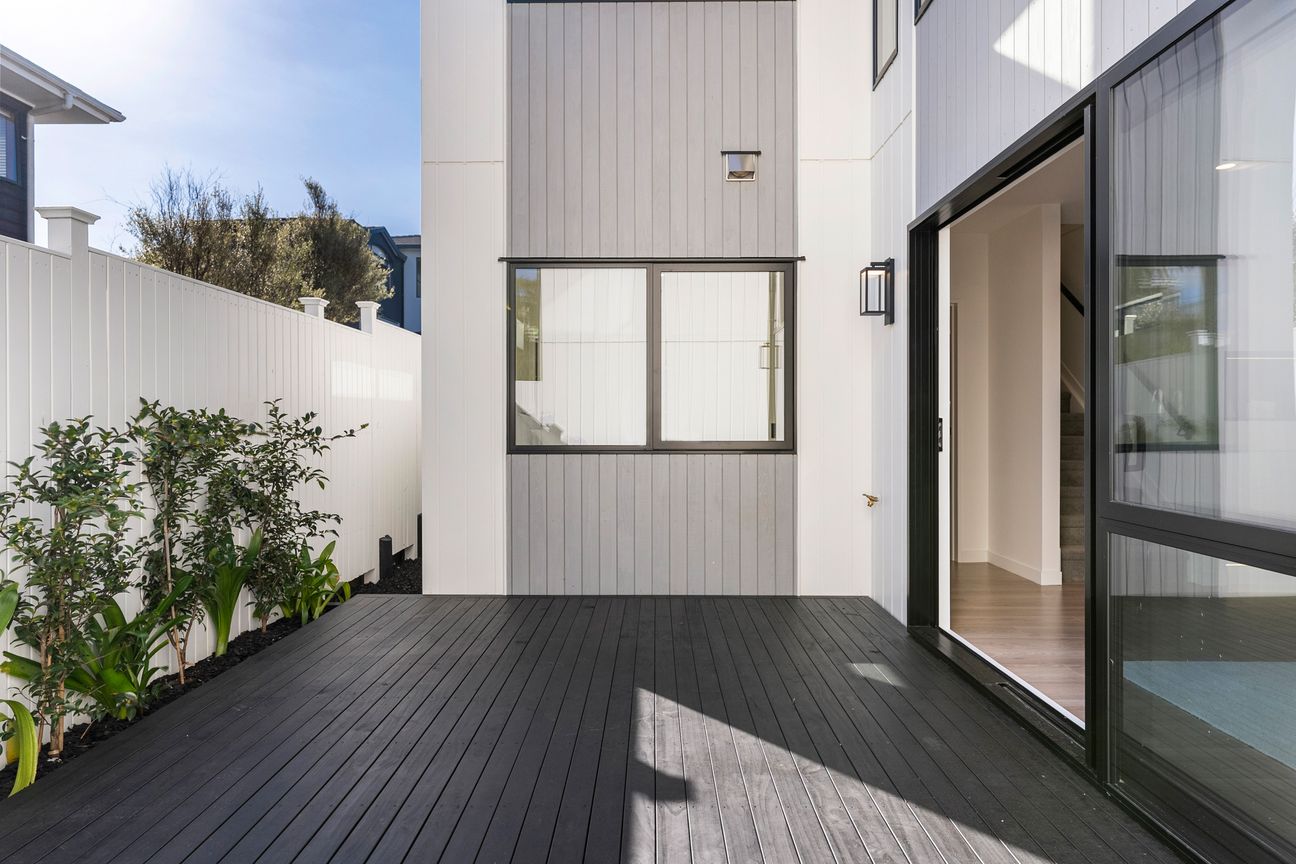 FREEHOLD, STYLISH, SEA VIEWS & RANGI ZONED - Fler