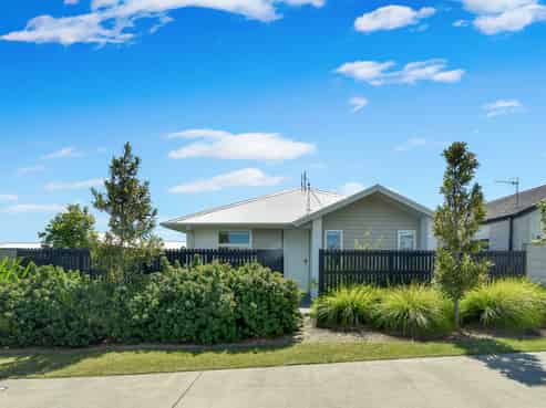 16 Empire Crescent, Papamoa