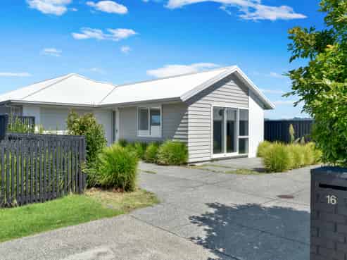 16 Empire Crescent, Papamoa