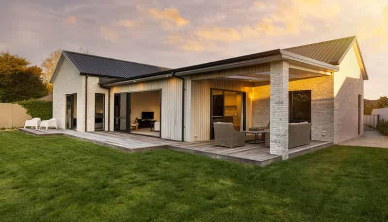 18 Winslow Court, Huntington