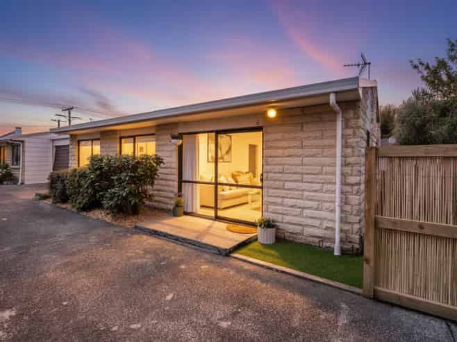 8B Grove Street, SAINT KILDA