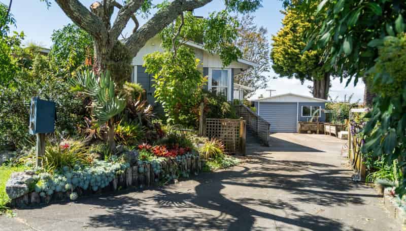 35 Woodford Avenue, Brookfield