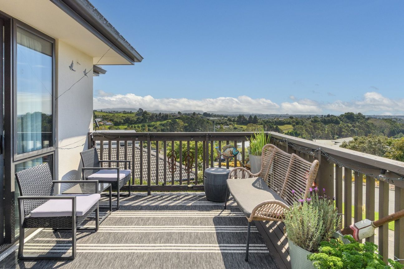 Solid Family Home with Spectacular Views - Aanzicht 5
