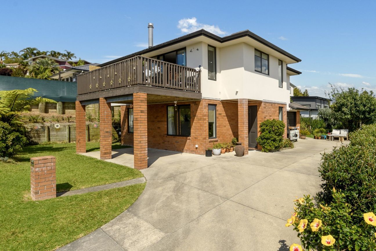 Solid Family Home with Spectacular Views - Aanzicht 2