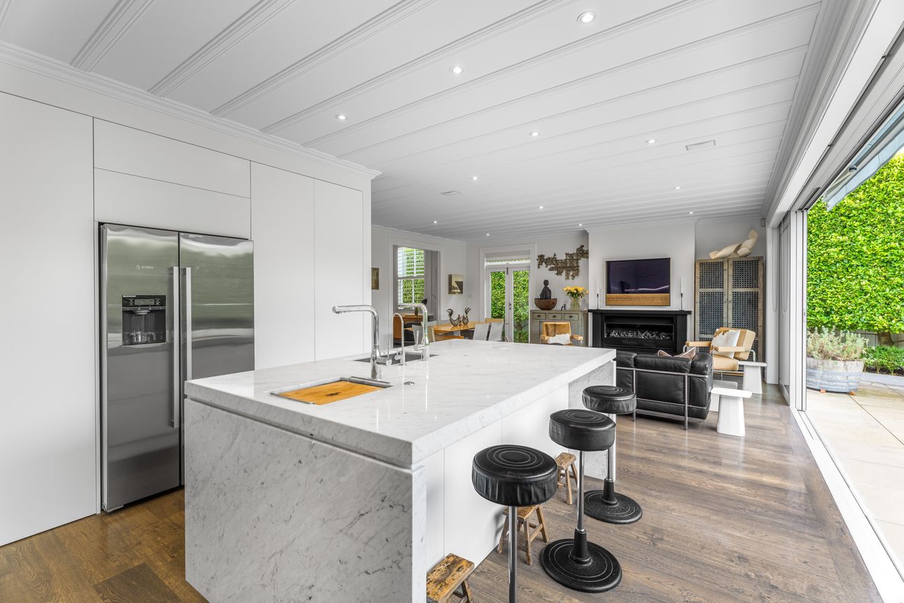 Coastal Charm Meets Contemporary Living - Więcej