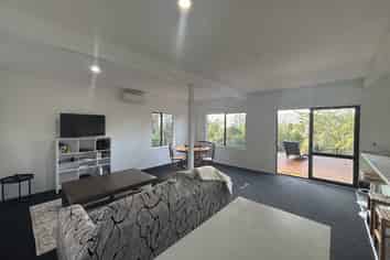 Lower Flat/13A Palm Grove, Belmont