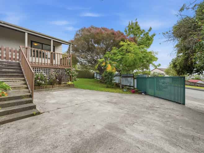 18 Holmes Drive South, Massey
