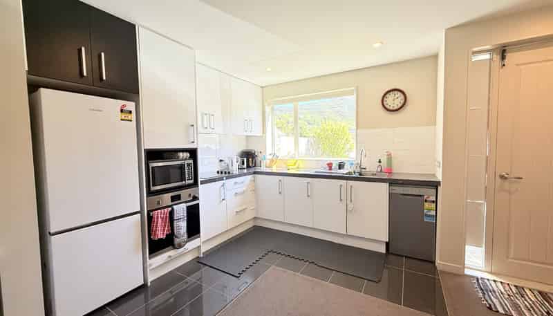 6/8-10 Thatcher Crescent, Crofton Downs