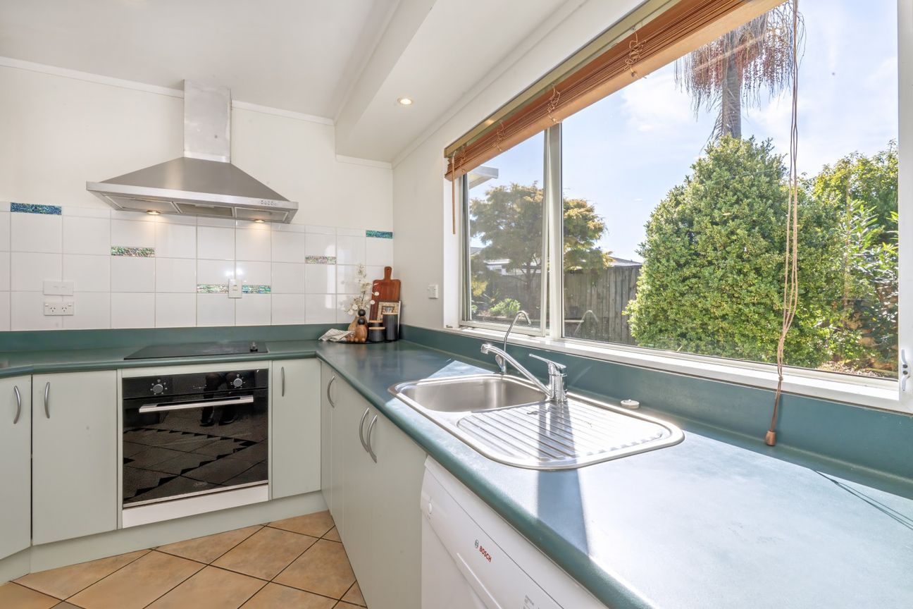 Two Double Garages + Sunlit, Private Retreat - Widok 4