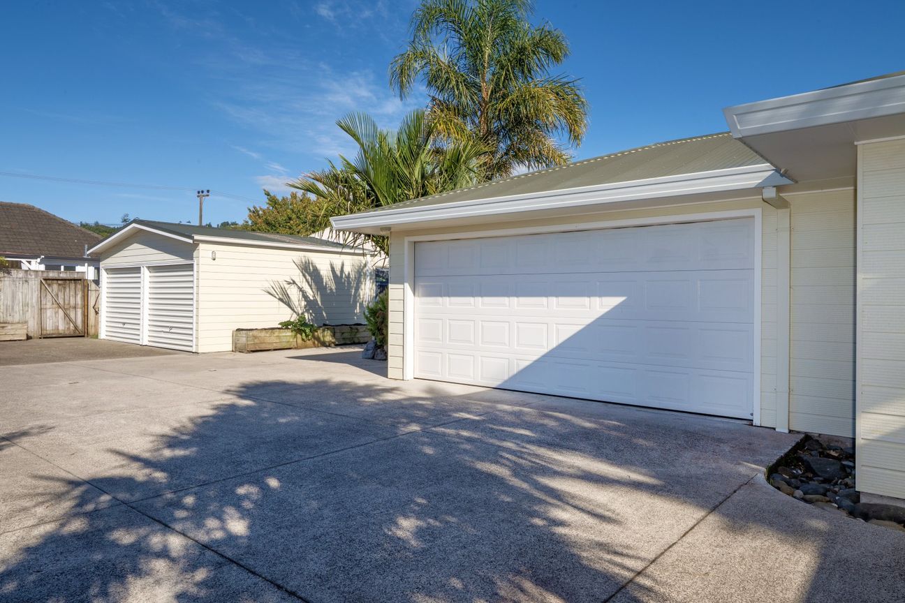 Two Double Garages + Sunlit, Private Retreat - Widok 2
