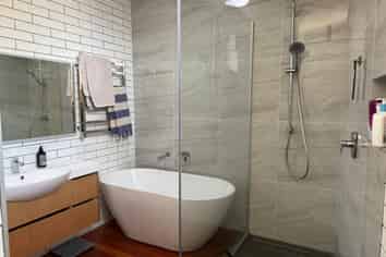 a/33 King Edward Parade, Devonport