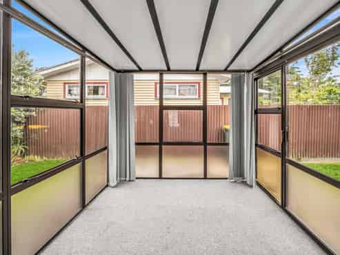 11 Cornwall Street, Levin