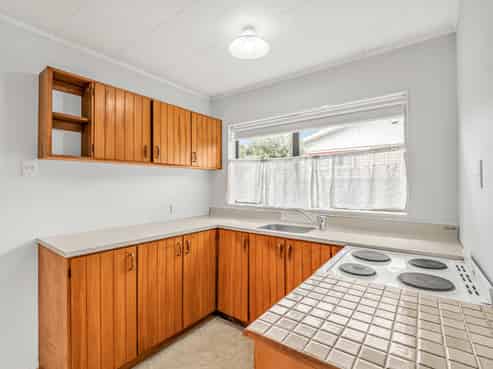 11 Cornwall Street, Levin