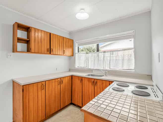 11 Cornwall Street, Levin