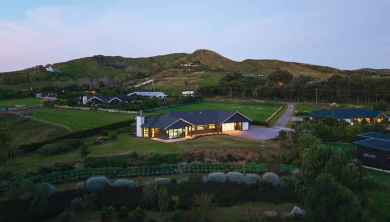 74 Scarlys Way, Okitu