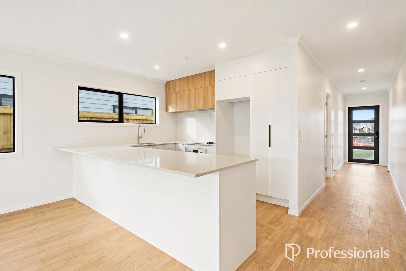Brand New Stand Alone Homes $749K - Näkymä 2