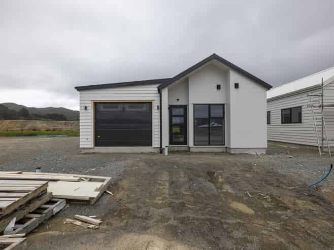 5-24 Te Ara o Wai Marama, Wainuiomata