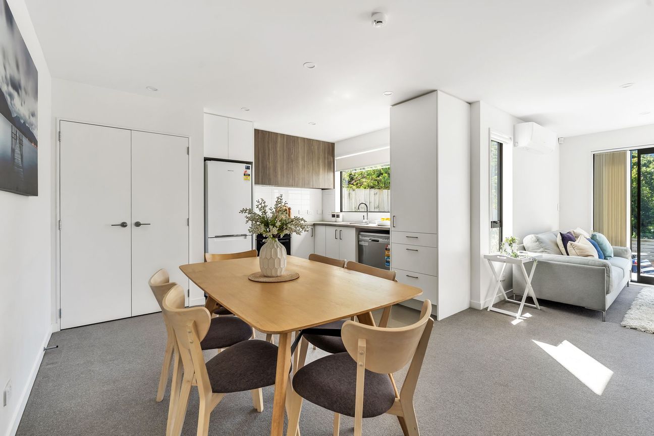 Sun-Soaked Living & Leafy Green Views – pohled 4