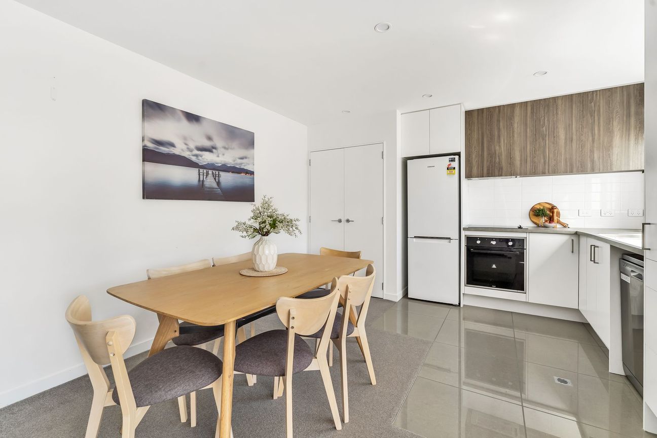 Sun-Soaked Living & Leafy Green Views – pohled 3