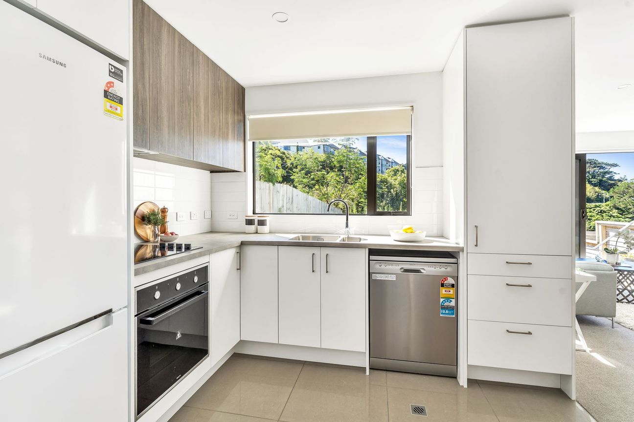Sun-Soaked Living & Leafy Green Views – pohled 5