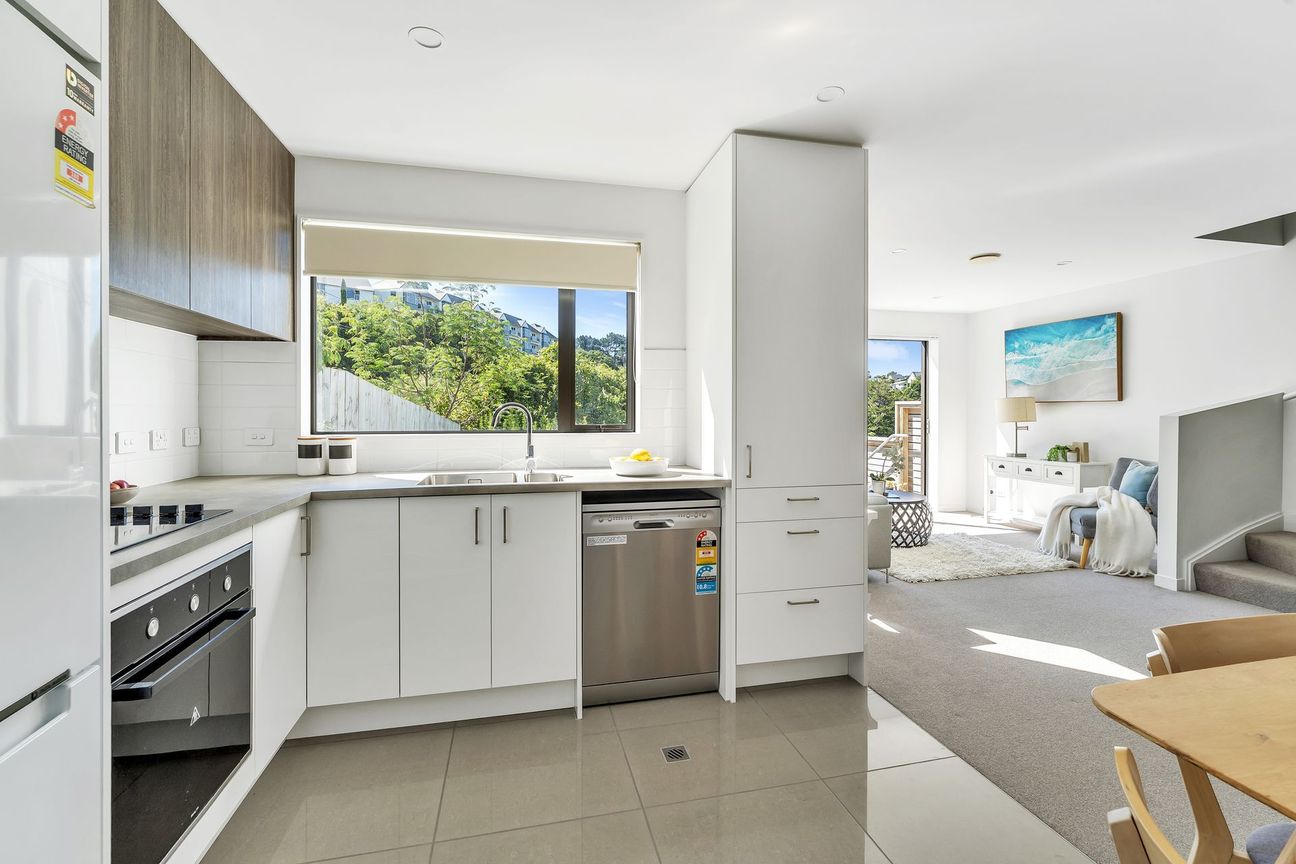 Sun-Soaked Living & Leafy Green Views – pohled 6