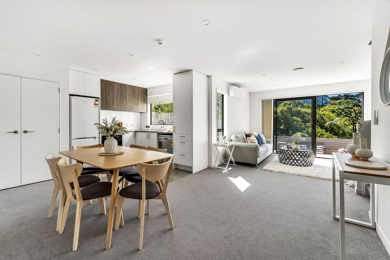 Sun-Soaked Living & Leafy Green Views – pohled 2