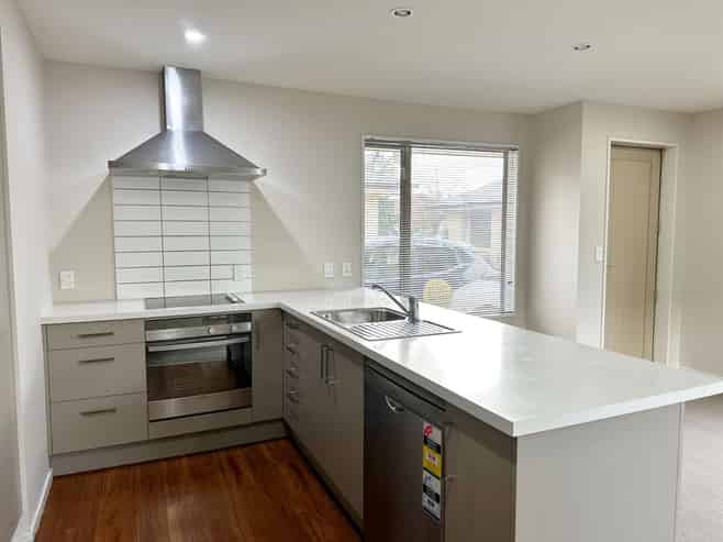 42 Thackeray Pl, Waltham