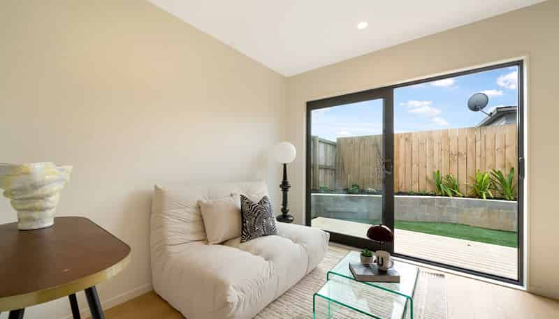 2/114 Don Buck Road, Massey