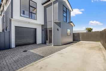 2B Mayflower Close, Mangere East