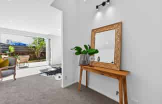 2/10 Windsor Place, Mairangi Bay