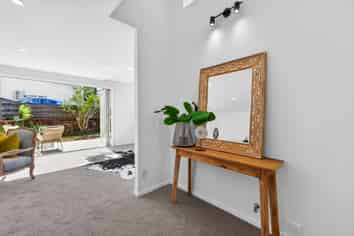 2/10 Windsor Place, Mairangi Bay