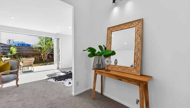 2/10 Windsor Place, Mairangi Bay