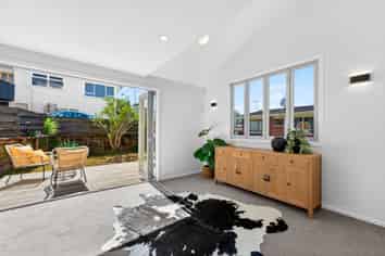 2/10 Windsor Place, Mairangi Bay