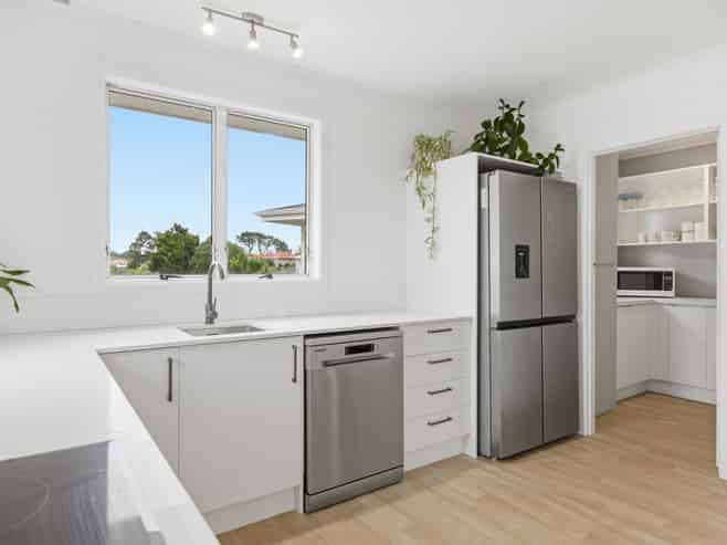 129 Kingswood Road, Brookfield