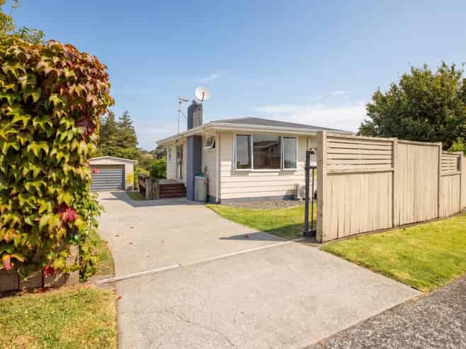 129 Kingswood Road, Brookfield