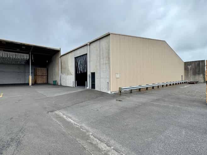 Storage warehouse with secure yard