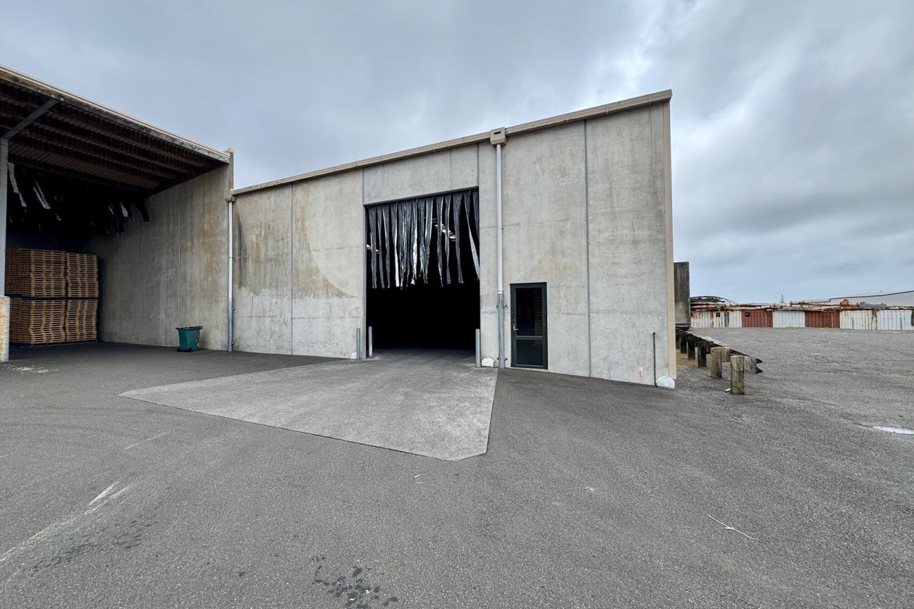 Storage warehouse with secure yard - Więcej