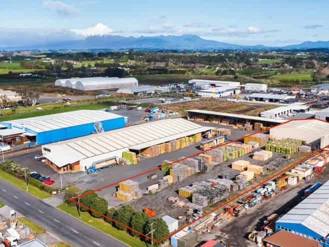 Storage warehouse with secure yard