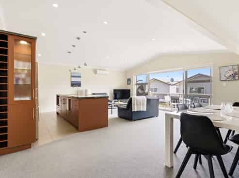 2/17 Tremaine Avenue, Two Mile Bay